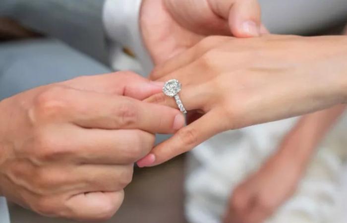 نشرت صورة لخاتم الخطوبة.. ممثلة ترتبط بنجل أشهر زعيم عصابات!