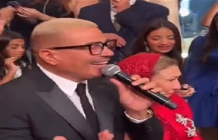 سيّدة مُسنّة اقتحمت حفل عمرو دياب... شاهدوا بالفيديو ما فعلته