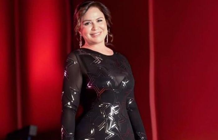 مرة جديدة… إلهام شاهين ترد على أزمة تطاير فستانها على الريد كاربت(فيديو)