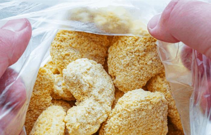 ملوثة بشظايا معدنية وتشكل خطرًا على الصحة… سحب 2.2 مليون كغ من الدجاج المجمد من الأسواق!