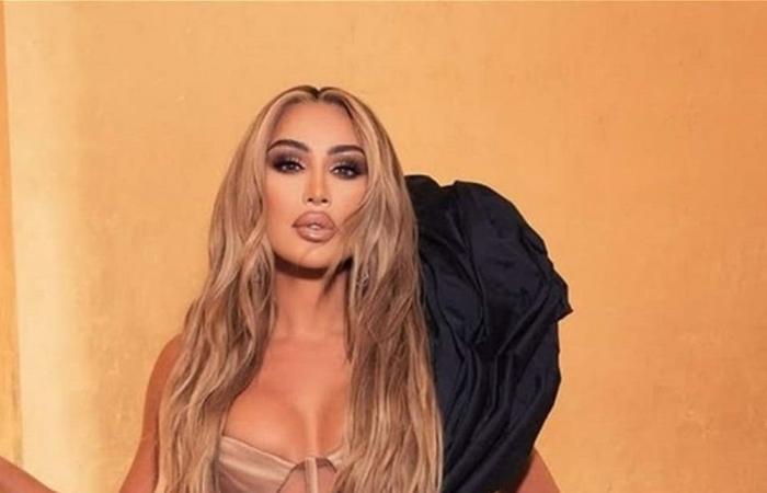 بتنورة جلد قصيرة… مايا دياب بإطلالة جريئة جديدة (صور)