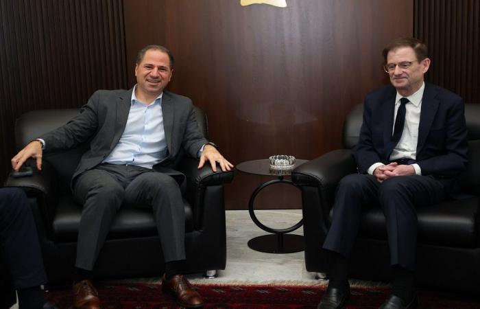 موضوع حصر السلاح بين الجميل وديفيد هيل