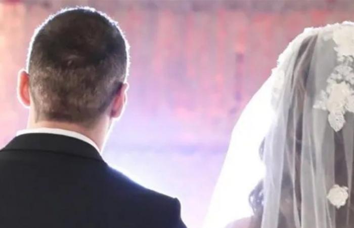 فيديو لفنان مصريّ شهير بثياب الزفاف مع 4 فنانات: "أنا عملت شرع ربنا"