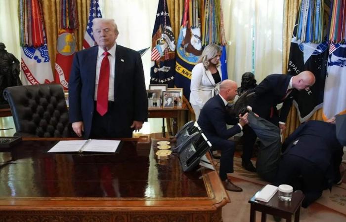 بالفيديو- فقد وعيه فجأة في البيت الأبيض!