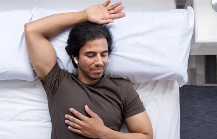 تحذير.. النوم بسماعات الأذن قد يؤدي إلى الخرف