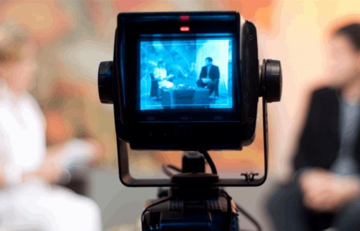 بعدما أعلن أنّه يتقاضى راتباً بملايين الدولارات... ماذا قال إعلاميّ شهير؟