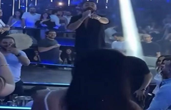 فنان لبنانيّ يُوقف حفله في بيروت للترحيب بزوجته... شاهدوا بالفيديو ما قاله لها
