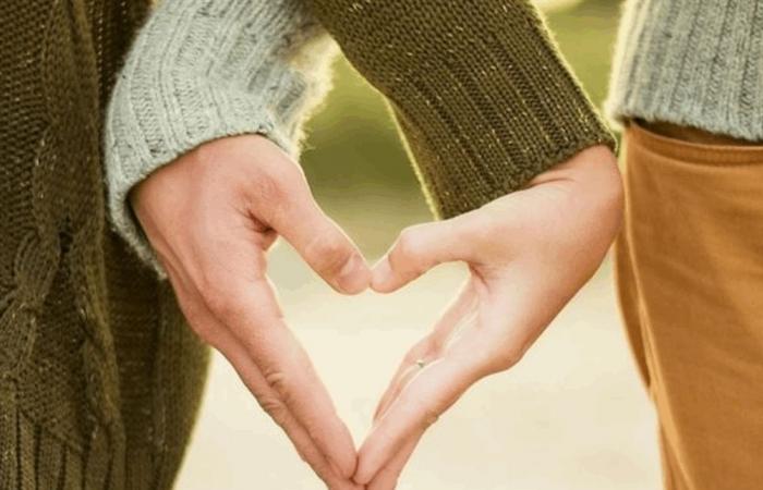 بعد أيام من الطلاق.. فنان عربي يعود لزوجته البلوغر