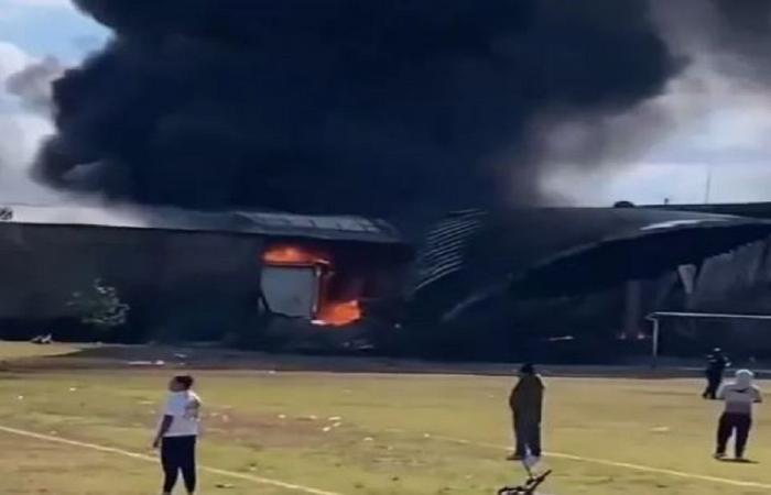 بالفيديو: قتلى في سقوط طائرة فوق ملعب كرة قدم