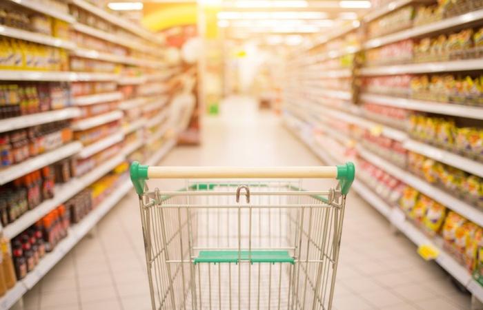 دوريات تفتيشية على عدد من “السوبرماركت”