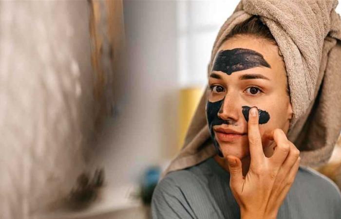 "أقنعة الفحم".. هل هي مضرّة للبشرة؟