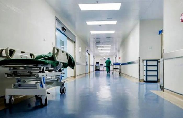 بعد نشره رسالة غامضة.. نقل فنان إلى المستشفى بعد تعرّضه لوعكة صحية (صورة)