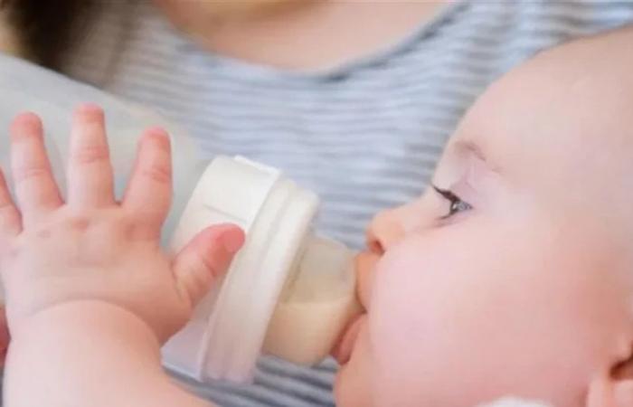 بعد أزمة الحليب العالمية.. علامات خطيرة للتسمم عند الرضع