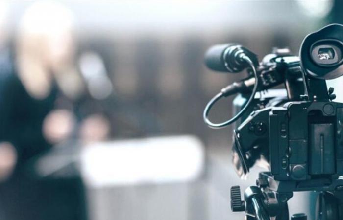 بعد انتقادات واسعة... إعلامي شهير جدًا يقدّم اعتذارًا على الهواء مباشرة