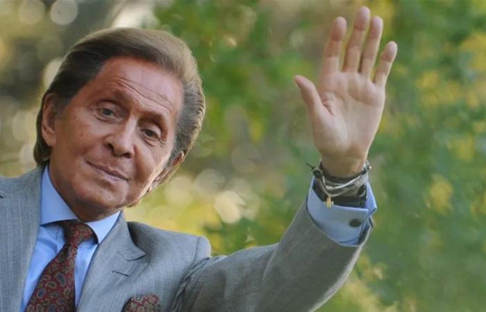أشهر مصممي الأزياء يفارق الحياة.. فالنتينو يودّع عالم الموضة إلى الأبد