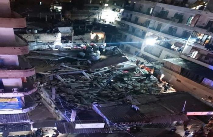 بالصورة: إنقاذ سيدة من تحت أنقاض مبنى القبة المنهار!