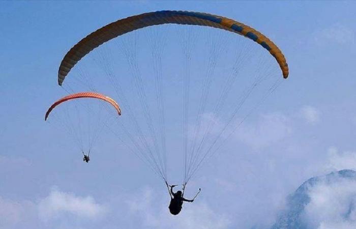 ختم منصة طيران شراعي بالشمع الاحمر