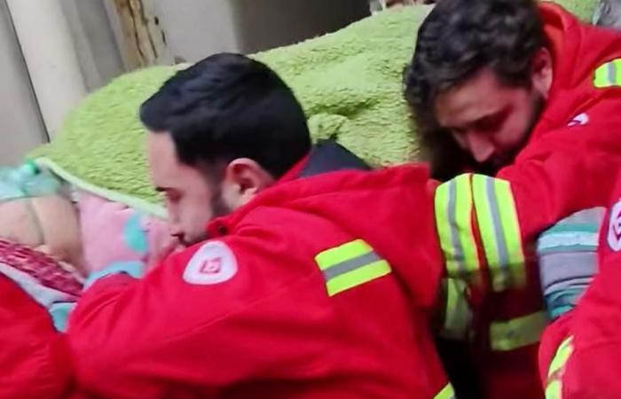 بالصورة: إنقاذ سيدة من تحت أنقاض مبنى القبة المنهار!