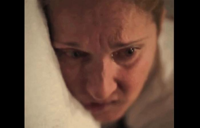 فيديو مؤلم جداً لمُغنية شهيرة.. هكذا أثر عليها "مرض نادر"