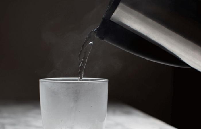 بين الواقع والخرافة.. ما هي فوائد الماء الساخن؟
