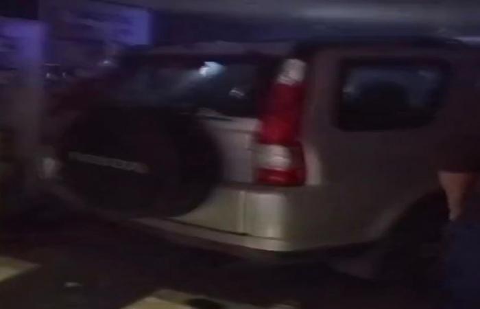 !بالفيديو: سيارة تقتحم متجرًا في البرج الشمالي