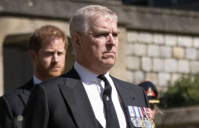 كان مذهولاً... شاهدوا الصور الأولى للأمير أندرو بعد مُغادرته مركز الشرطة