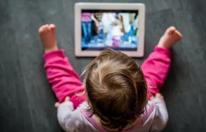 قبل سن الثانية… كيف تؤثر الشاشات المبكرة على دماغ الطفل وسلوكه لاحقًا؟