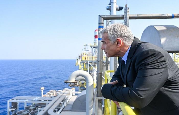 لابيد يدعو لاستهداف حقول النفط ومقدرات الطاقة الإيرانية