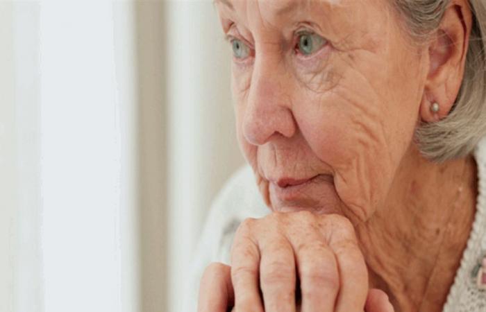 7 مؤشرات مبكرة في منتصف العمر قد تنذر بالخرف