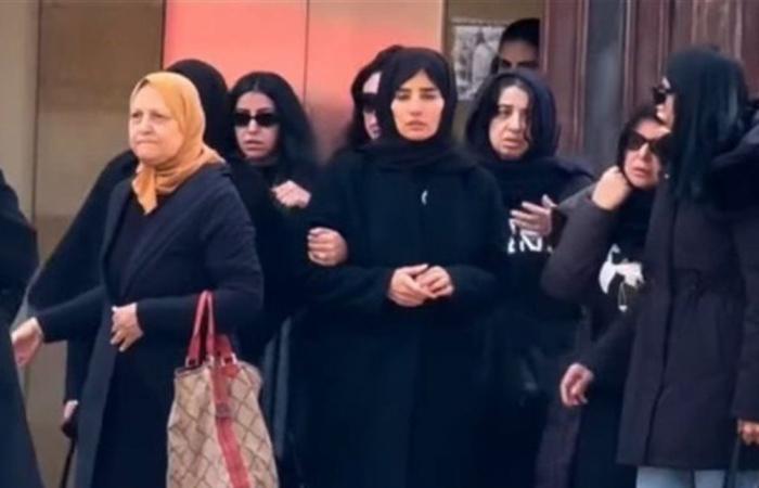 أصيب بأزمة قلبية مُفاجئة.. انهيار الفنانة زينة خلال تشييع شقيقها (فيديو)
