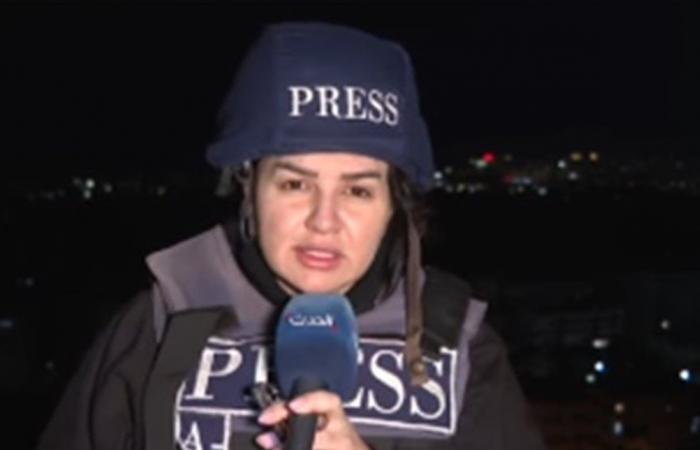 خلال رسالتها المباشرة من الضاحية الجنوبية... صاروخ إسرائيليّ سقط خلف إعلاميّة لبنانيّة (فيديو)