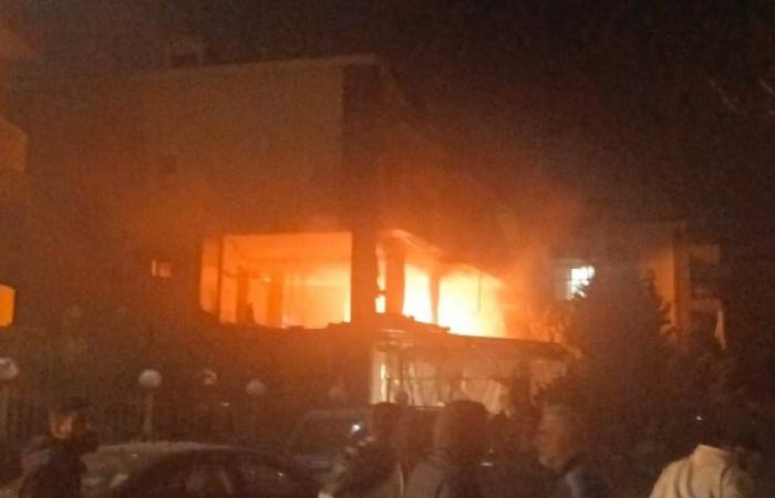 بالفيديو: غارة على شقة في دوحة عرمون