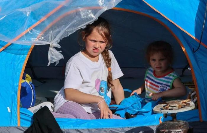 نازحون لبنانيون يفضلون العودة إلى قراهم على البقاء في الشارع