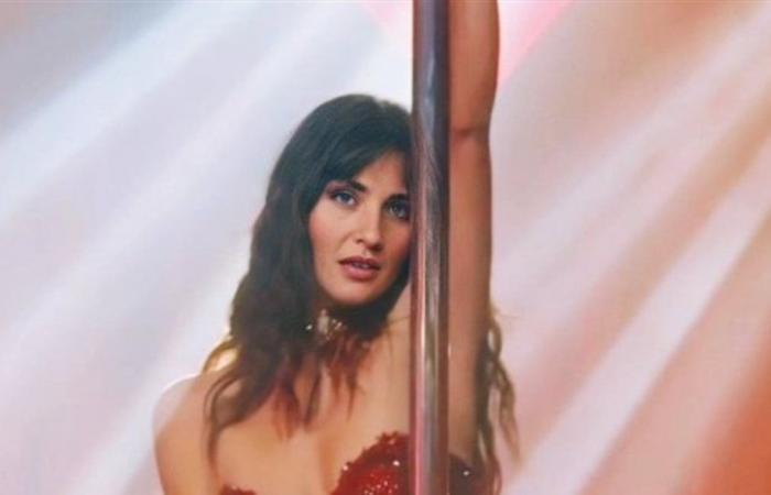 تعمل في ملهى ليلي.. النجمة التركية توبا بويوكستون تُثير الجدل في فيلمها الأخير (فيديو)