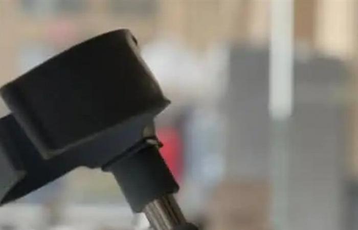 إستعان بعكاز... فنان شاب تعرّض للإصابة وهذا ما طلبه من جمهوره (صورة)