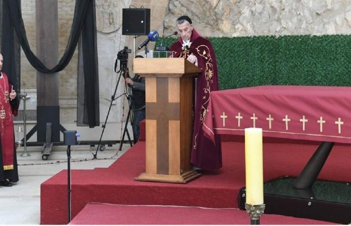 الراعي في رتبة سجدة الصليب: لنكن حملة نور في زمن الظلمة