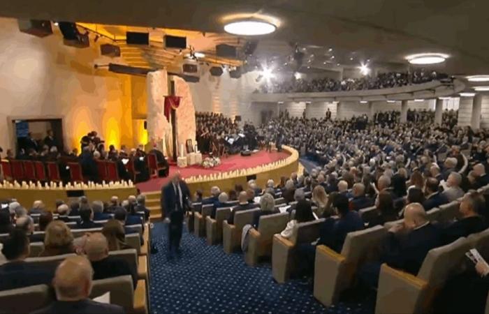 الرئيس عون واللبنانية الأولى حضرا رتبة سجدة الصليب في جامعة الروح القدس