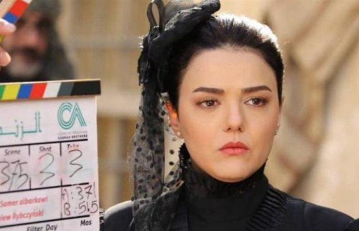 أطلت من داخل الحمام.. فنانة سورية معتزلة تُفاجئ الجمهور بتصرفها (فيديو)