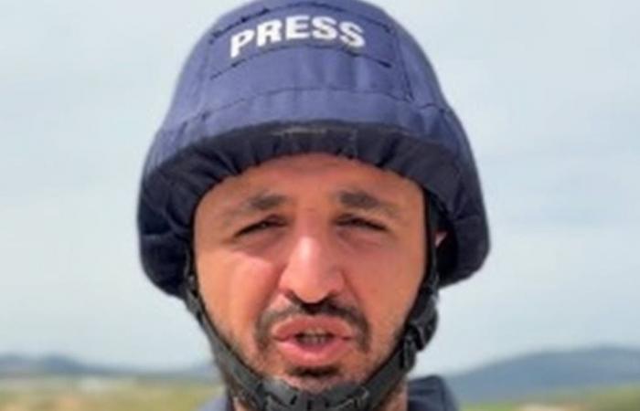 إنفجار قويّ... شاهدوا بالفيديو ما حصل مع إعلاميّ لبنانيّ في الجنوب مباشرة على الهواء