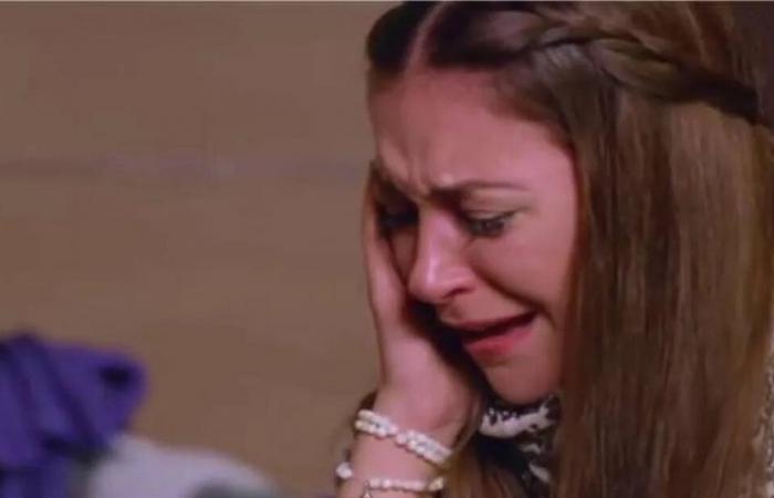 انهارت خلال التشييع.. منة شلبي تودع والدها إلى مثواه الأخير (فيديو)