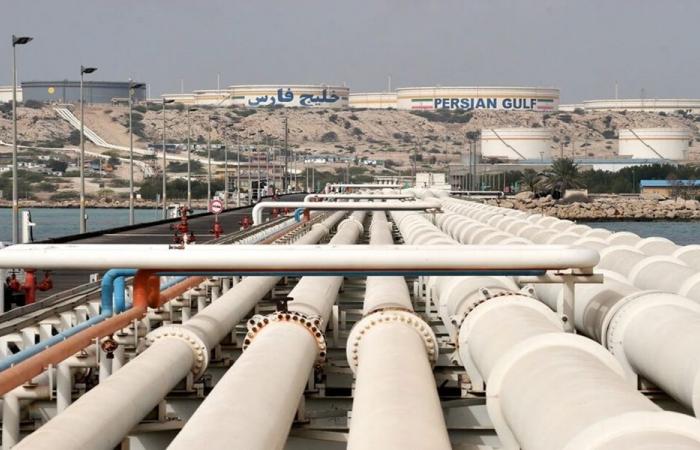 بلومبرغ: ضغط على مرافق النفط الإيرانية