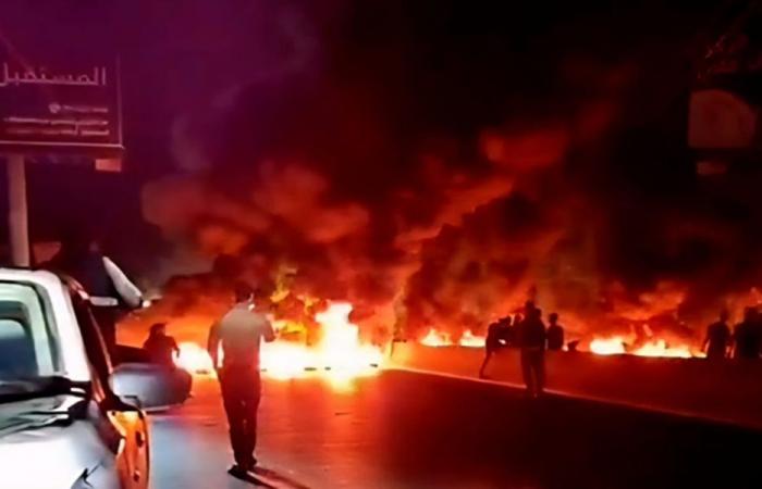 بالفيديو: قطع طرقات في عدة مناطق احتجاجًا على قانون العفو