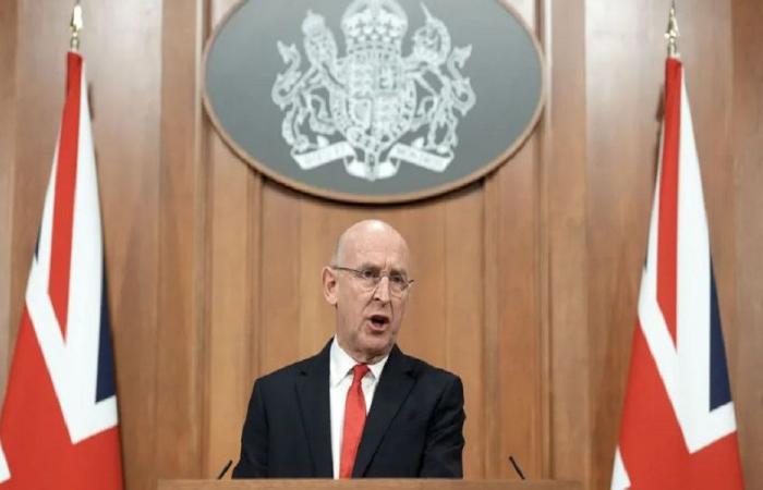 وزير الدفاع البريطاني يستقيل احتجاجا على الإنفاق العسكري
