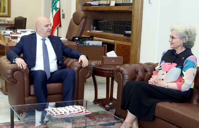 تنفيذ القرار بشأن الامتحانات الرسمية بين عون وكرامي