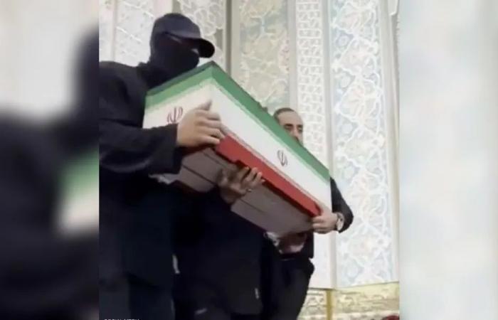 كشف هوية الرجل المقنّع في جنازة خامنئي