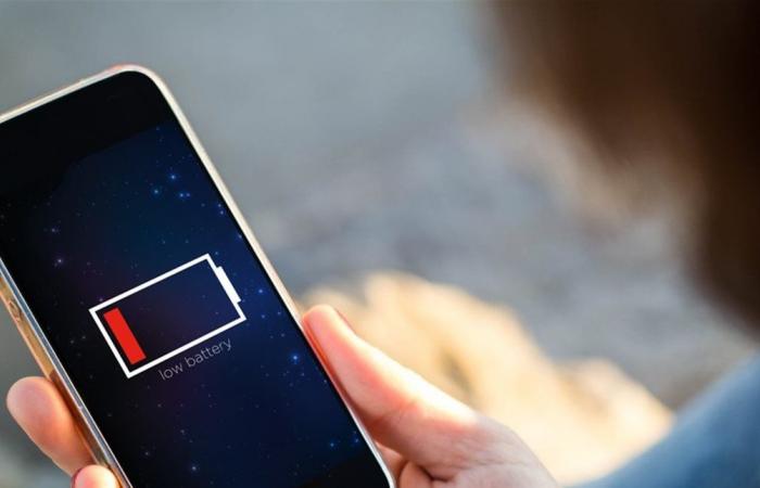 هل تُهدر بطارية هاتفك من دون أن تعلم؟ خبراء يكشفون الحقيقة