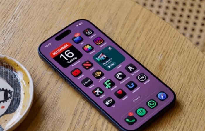 "iPhone 20" قد يأتي بشاشات أكبر.. آبل تحضّر لتغيير في نسخة الذكرى العشرين