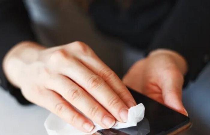 إحذروا.. هذه العادات اليومية تجعل هاتفكم مرتعا للجراثيم
