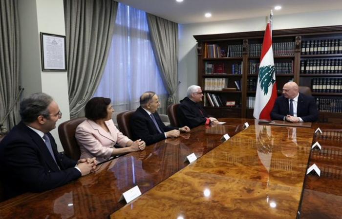 عون يتسلّم دعوة لحضور قداس الدويهي والحويك