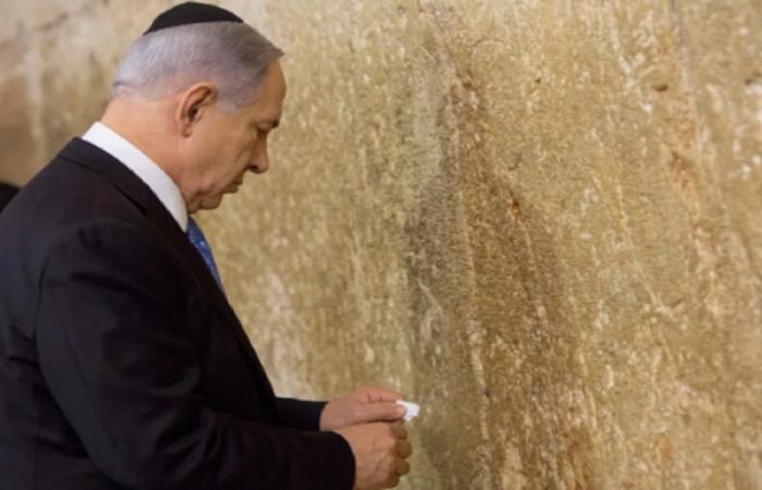 نتنياهو وعدد من وزرائه بقتحمون حائط البراق في القدس